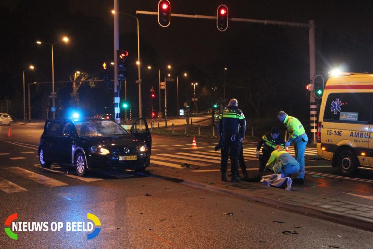 Flinke aanrijding tussen een politiewagen en een scooter Troelstrakade Den Haag