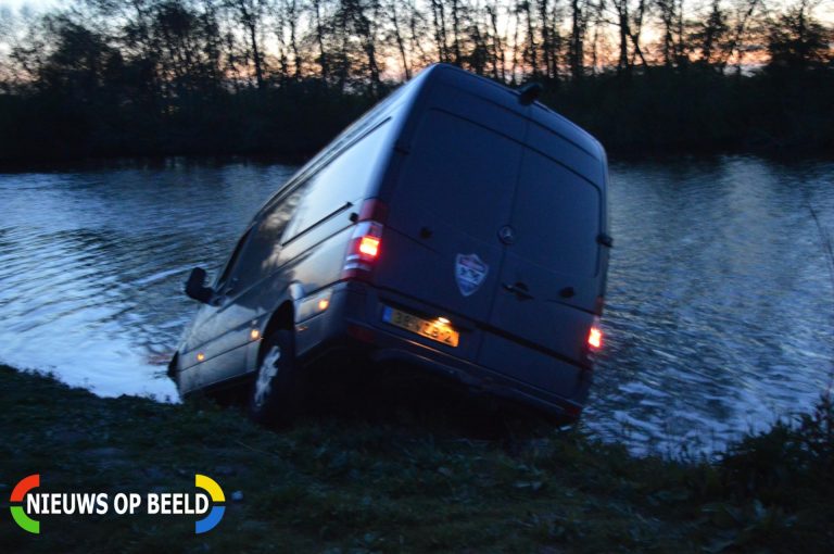 Bestelbus belandt in kanaal na aanrijding Kanaalweg Westzijde Hellevoetsluis