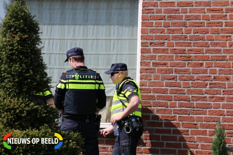 Gespecialiseerd zoekteam defensie doet inval in woning met politie Hondsbroek Born