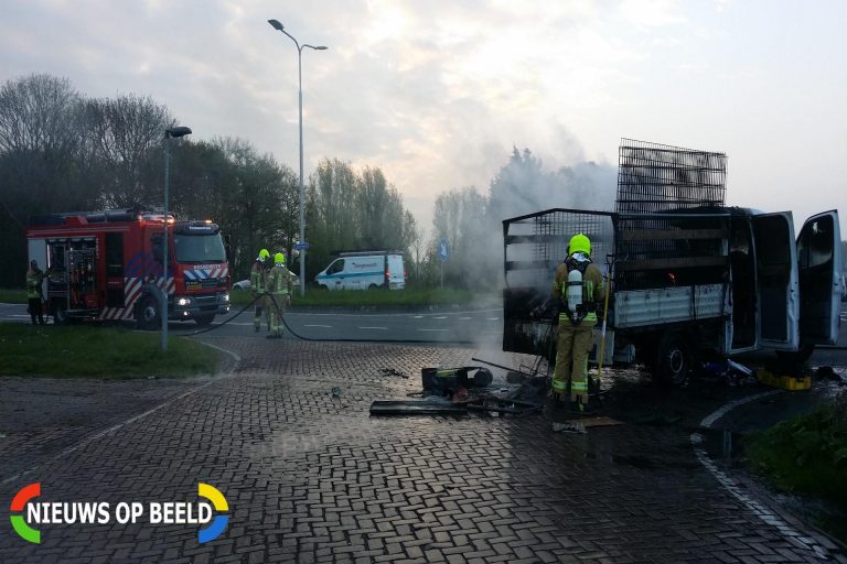 Bestelwagen volledig afgebrand Doenkade Rotterdam