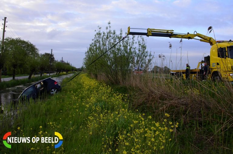 Auto ramt lantaarnpaal, boom en belandt in het water N207 Stolwijk