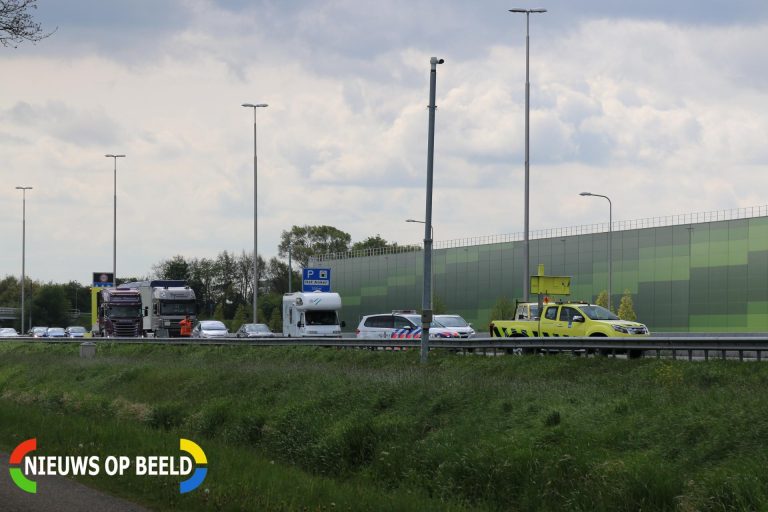 Busje vliegt in brand na zwaar ongeval met vrachtwagen Rijksweg A2 Echt