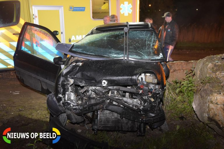 Automobilist botst tegen stenen Lindeweg Zwijndrecht