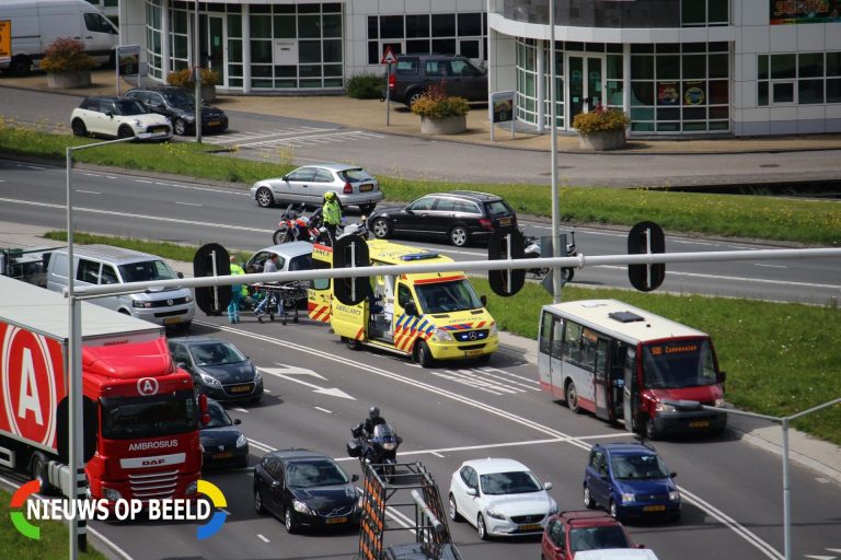 Traumahelikopter landt bij druk verkeersplein Capelseplein Capelle aan den IJssel