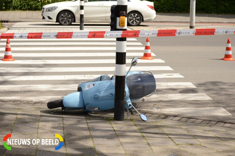 Twee gewonden na aanrijding tussen een auto en een scooter Parkweg Voorburg