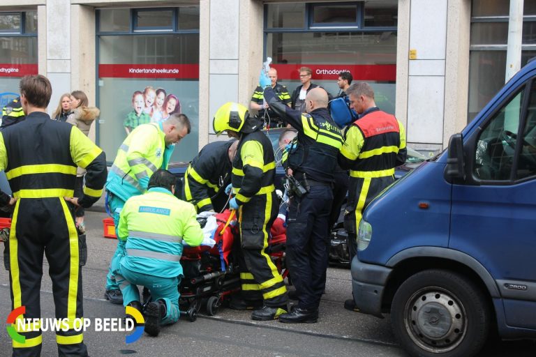 Scooterrijder komt bekneld te zitten na aanrijding en raakt zwaargewond Ruijsdaelstraat Den Haag