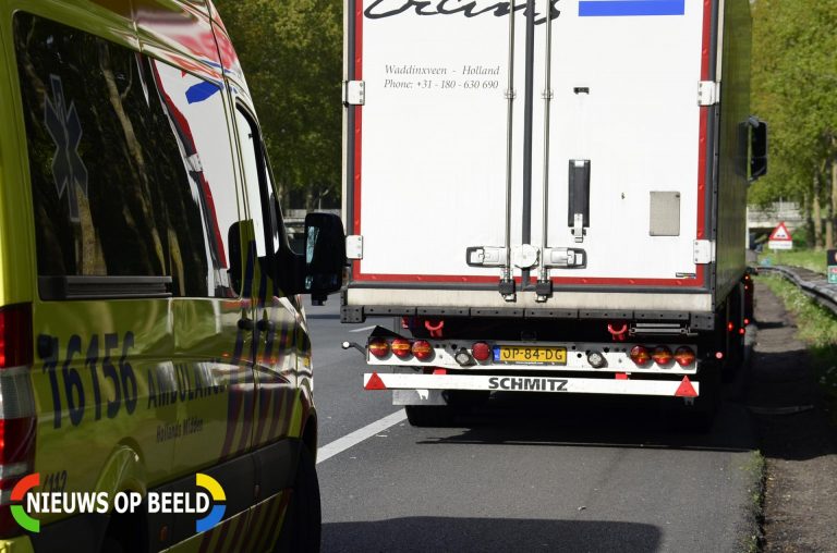 Flinke schade bij ongeval tussen auto en vrachtwagen A20 Nieuwerkerk aan den IJssel