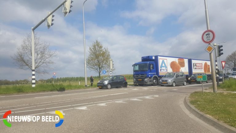 Veel schade bij aanrijding tussen auto en vrachtwagen N276 Sittard