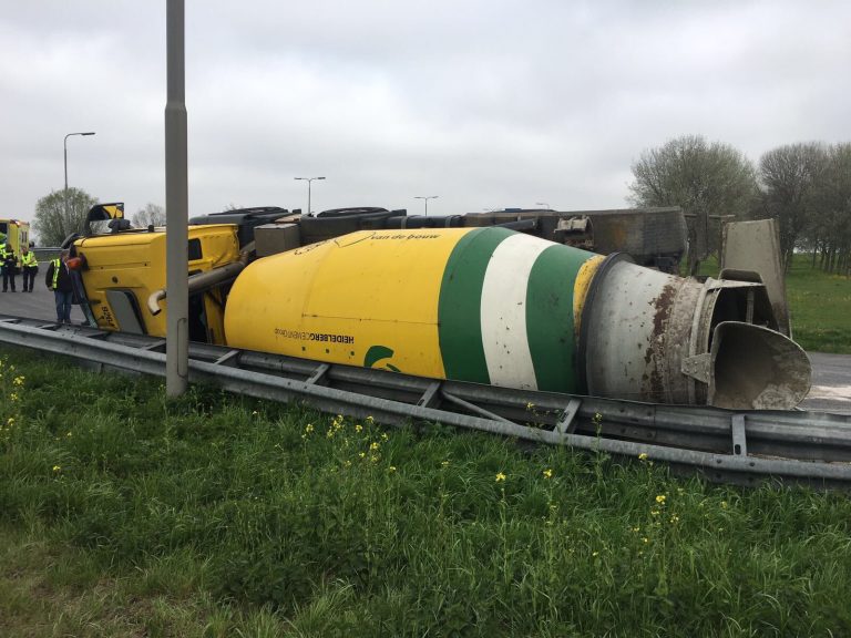 Vrachtwagen gekanteld, chauffeur gewond A29 Oud-Beijerland