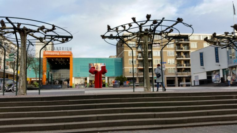 Wijkagent schrijft wijkverbod uit overlastgevende jeugd Poolsterplein Rotterdam
