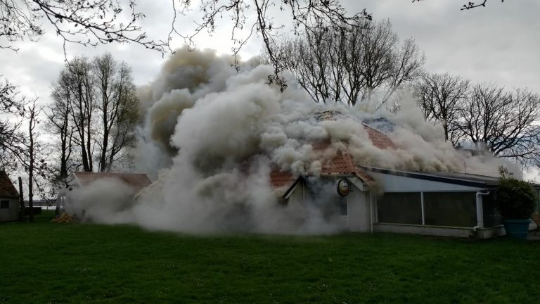 Grote brand restaurant Het Trije Hûs op eilandje moeilijk te bereiken Grou