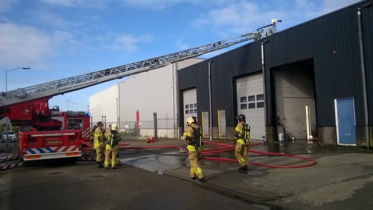 Felle brand met veel rook in bedrijfsverzamelgebouw Nessenweg Heerjansdam