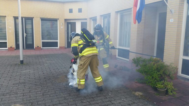 Brandweer rukt uit voor brandende wasmand Boutershof Hendrik-Ido-Ambacht