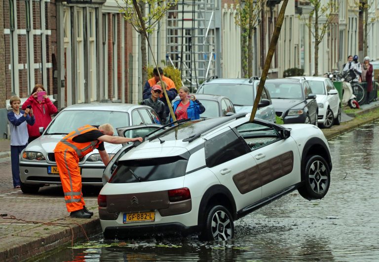 Vader en kinderen uit te water geraakte auto gered Turfmarkt Gouda