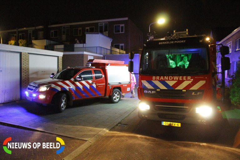 Brandweer blust brandende aanhanger Van der Voortstraat Berkel en Rodenrijs