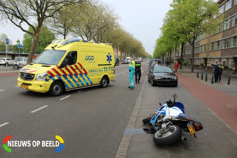 Motorrijder onderuit na een aanrijding met een auto Troelstrakade Den Haag