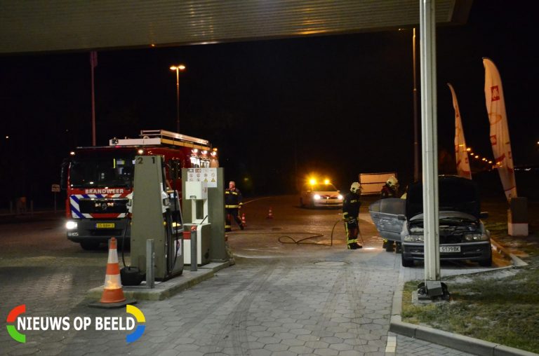 Auto vliegt in de brand bij tankstation A12 Bodegraven