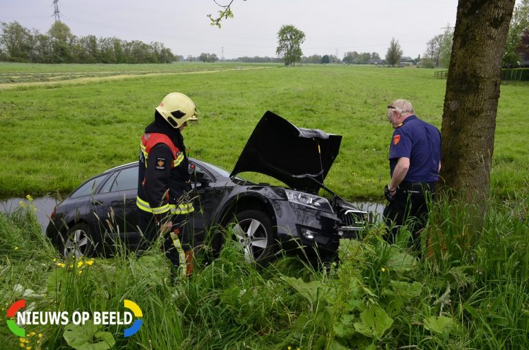 Auto belandt in sloot Provincialeweg West – N228 Haastrecht
