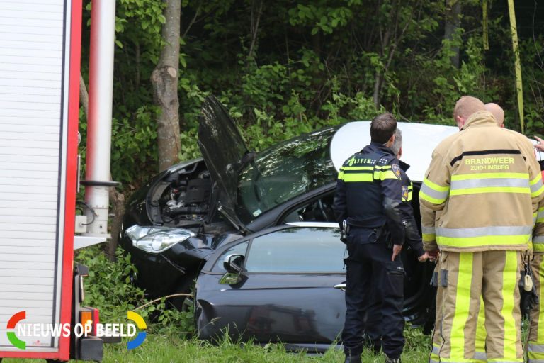 Auto knalt tegen boom, 1 persoon gewond Aldenhofstraat Buchten
