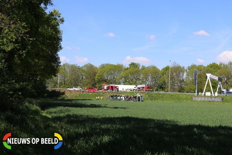 Vrachtwagen rijdt dwars door vangrail Rijksweg A2 Born