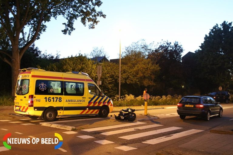 Scooterrijder geschept door personenauto Voorhoflaan Leiderdorp