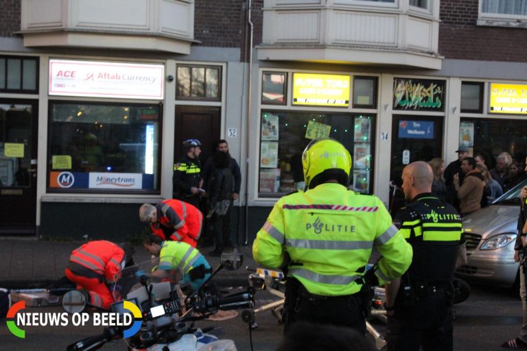 Bezorger zwaargewond na knal tegen autodeur Kempstraat Den Haag