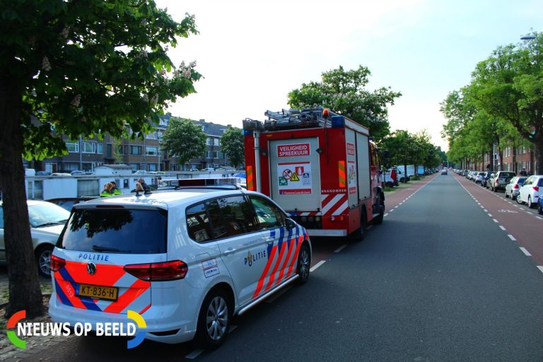 Brandweer controleert zinkende boot Soestdijksekade Den Haag