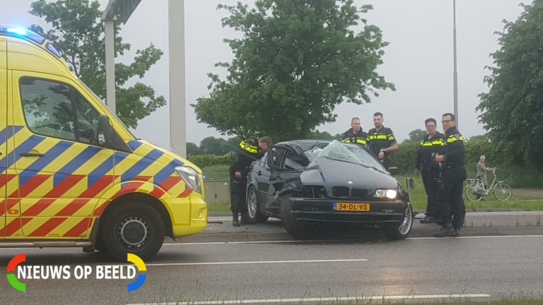 Automobilist klapt op verkeersportaal Bergerweg Sittard