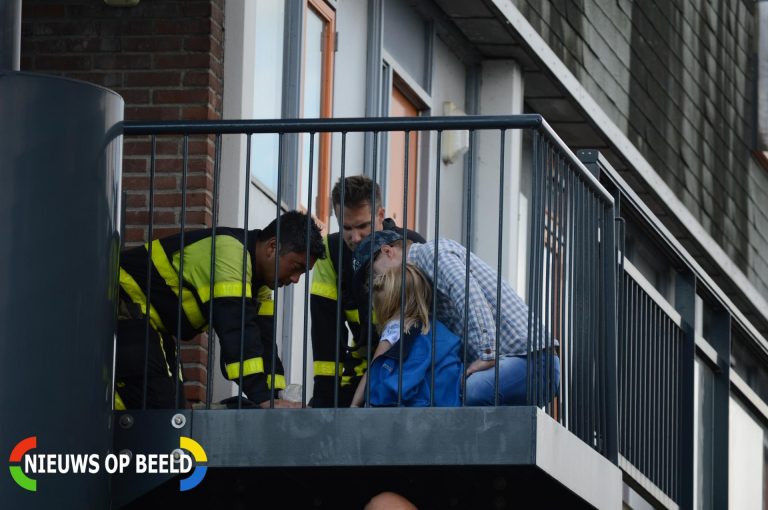 Meisje met vinger vast in gaatje van trap Wagnerrode Zoetermeer