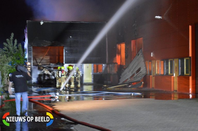 Grote brand in een bedrijfsverzamelgebouw Stationsweg Oude-Tonge