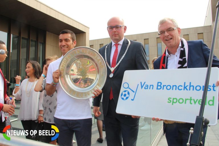 Giovanni van Bronckhorst gehuldigd Raadhuisplein Krimpen aan den IJssel