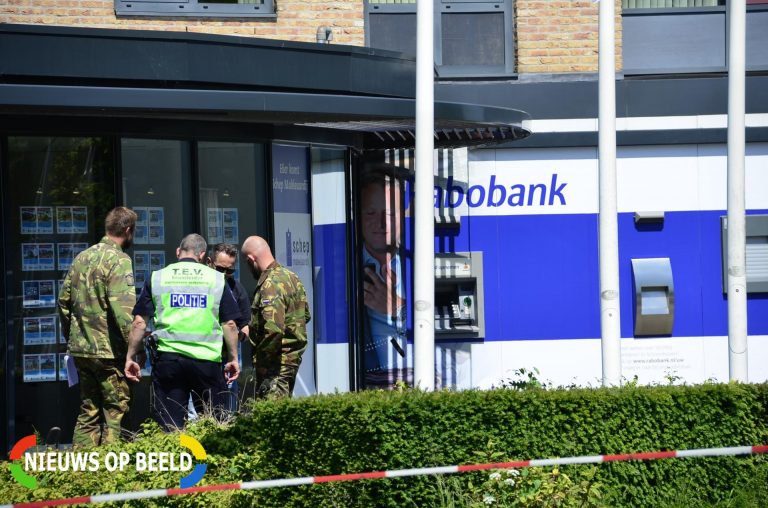 Geldautomaat van de Rabobank is door vandalen vernield Lopikerplein Schoonhoven