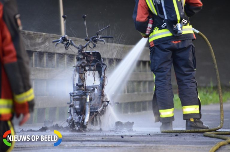Scooter brandt volledig uit Moerkapellepad Waddinxveen