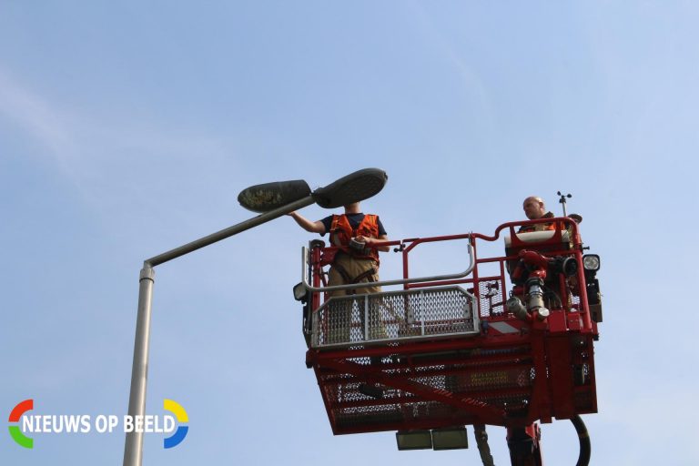 Kap van lantaarnpaal losgeraakt Algeraweg Capelle aan den IJssel