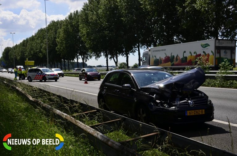 Flinke schade na uitwijkmanoeuvre in file Rijksweg A20 Moordrecht