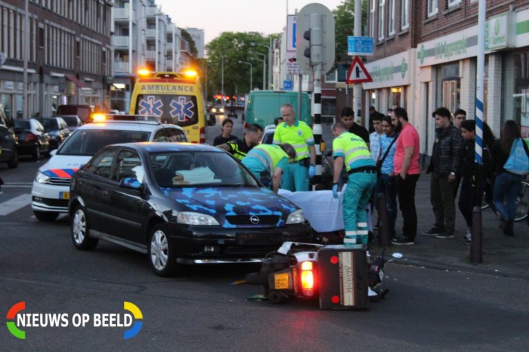 Bezorgscooter gewond na klap tegen auto Kempstraat Den Haag