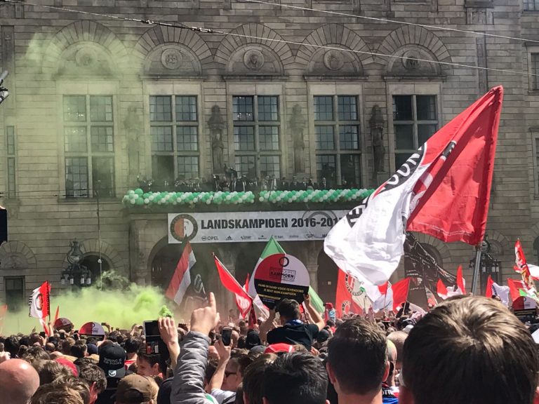 Ongeveer 140.000 fans onthalen kampioen Feyenoord op balkon van Stadhuis Rotterdam