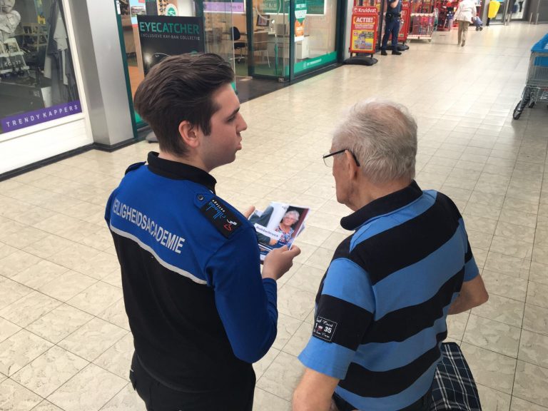 Handhavers en agenten geven voorlichting over Babbeltrucs Capelle-Schollevaar