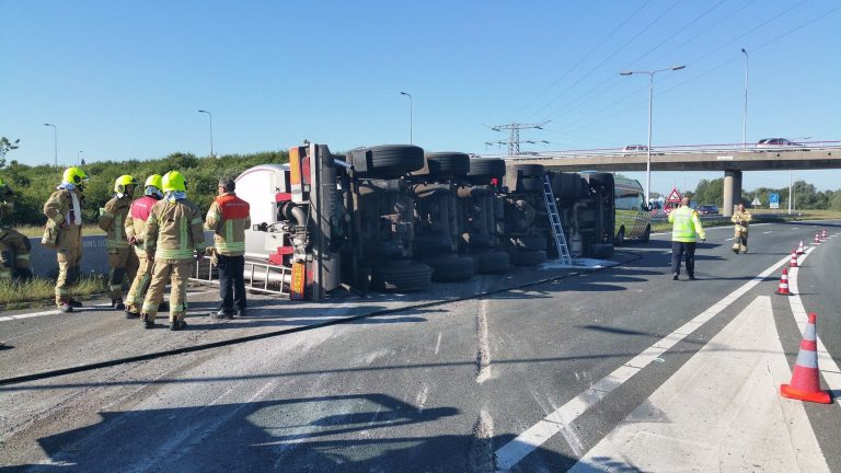 Vrachtwagen met mest kantelt op A29 Hellegatsplein