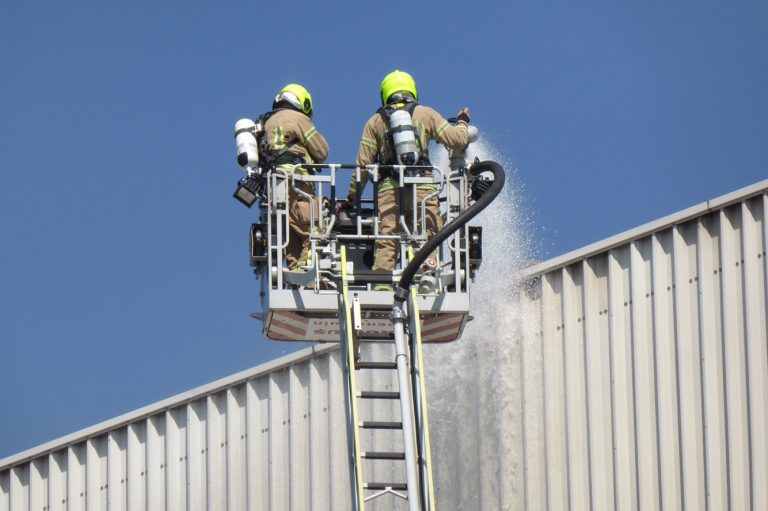 Brandje in gevel van loods Oostdijk Rotterdam