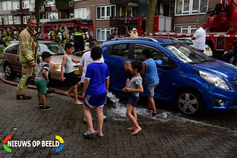 Brandweer blust brand in kelderboxen Middenkous Rotterdam