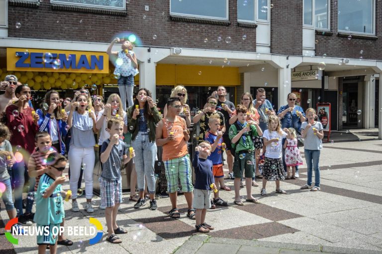 Wereldrecord bellenblazen bij 50 jarige Zeeman Struytse Hoeck Hellevoetsluis