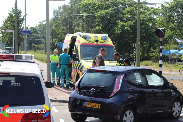 Bestuurder scooter door auto geschept op rotonde Melis Stokelaan Den Haag