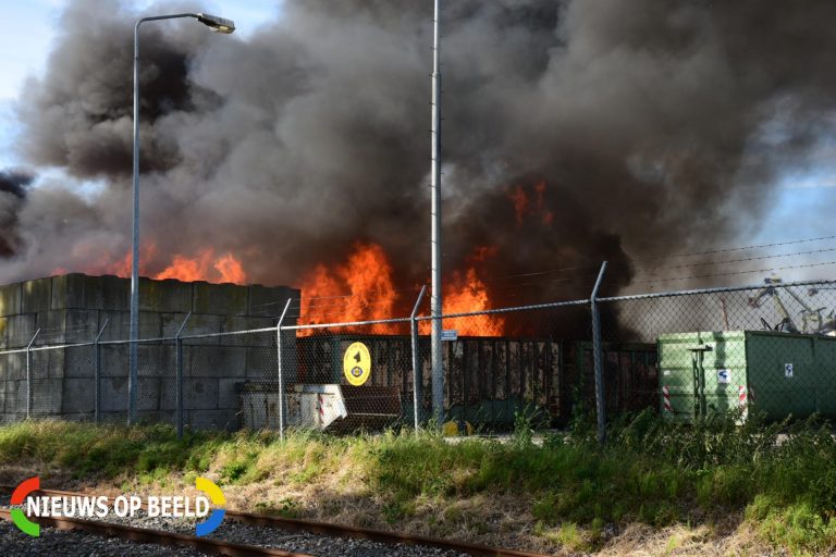 Grote brand bij afvalverwerkingsbedrijf Ophemertstraat Rotterdam