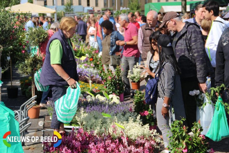 Jaarlijkse traditionele bloemetjesmarkt Raadhuisplein Krimpen aan den IJssel