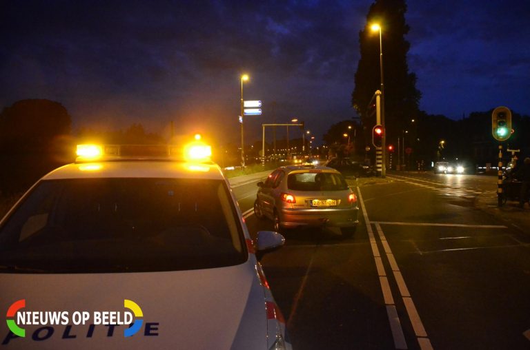Auto total loss na botsing tegen verkeerslicht Goejanverwelledijk Gouda
