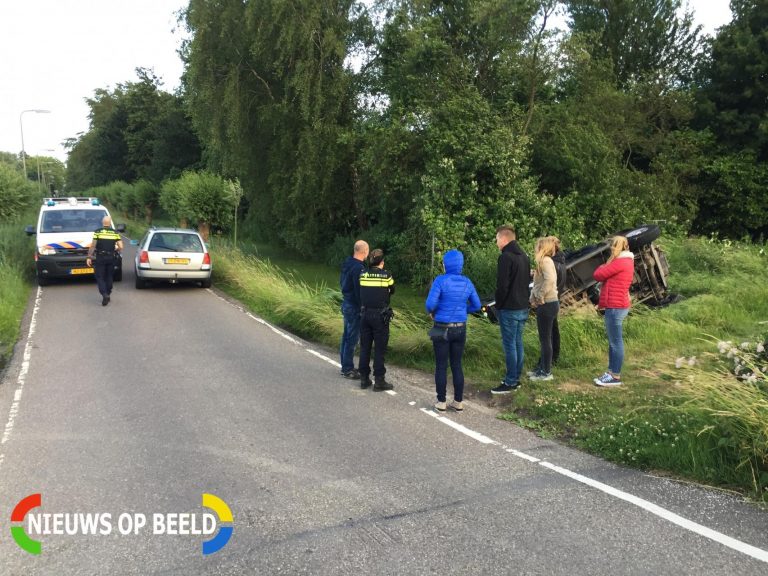 Terreinwagen belandt in sloot na stuurfoutje Klaas Klinkertweg Capelle aan den IJssel