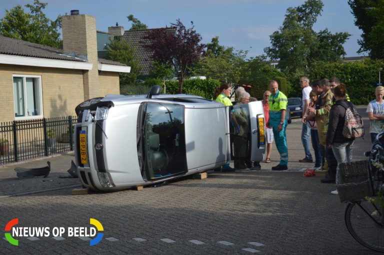 Auto op zijn kant Schoolslag Hellevoetsluis