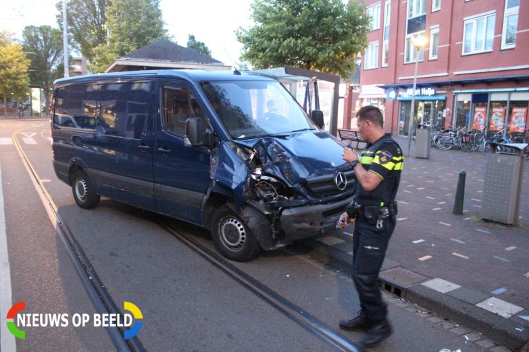 Bestuurder bestelbus aangehouden na botsing met boom Steijnlaan Den Haag