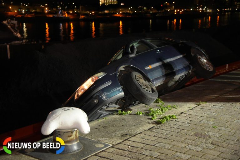 Auto tussen schip en kade klem Maashaven Oostzijde Rotterdam